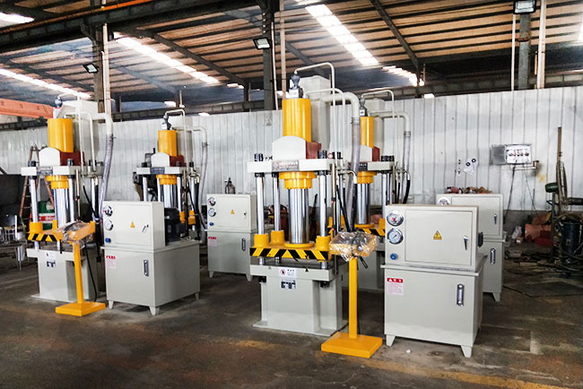 威鍛液壓校直機(jī)車間